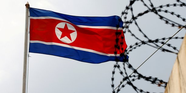 Photo d'archives d'un drapeau nord-coreen a cote de fil barbele concertina a l'ambassade de coree du nord a kuala lumpur[reuters.com]