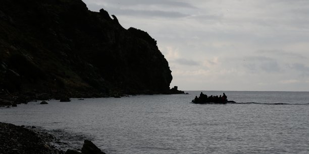 Des migrants arrivent sur l'ile de lesbos sur un canot pneumatique[reuters.com]