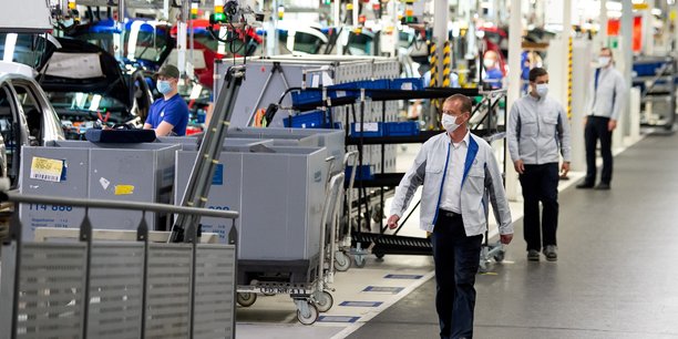 Des membres du personnel portent des masques de protection dans une usine de volkswagen a wolfsburg, en allemagne[reuters.com]