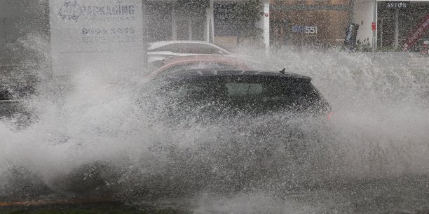 Des vehicules traversent les eaux de crue alors que de fortes pluies affectent sydney, australie[reuters.com]