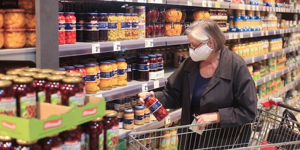 Une femme fait ses courses dans un supermarche[reuters.com]