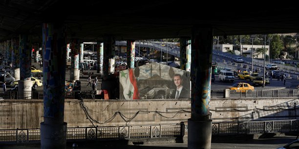 Des taxis circulent pres d'une affiche representant le president syrien bachar al assad, a damas, en syrie[reuters.com]