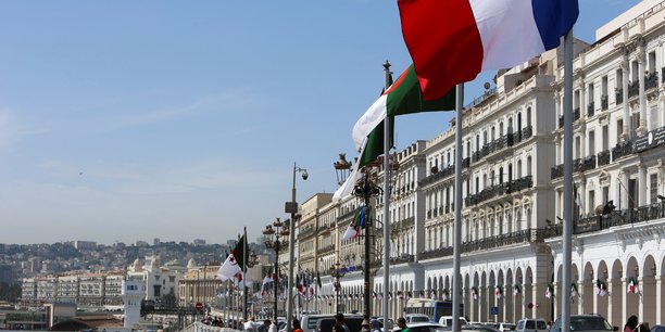 Les drapeaux algerien et francais a alger[reuters.com]