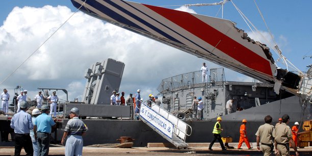 AF447, Air France, vol, crash, Airbus, Rio-Paris disparu, recuperes dans l'ocean atlantique, arrivent au port de recife le 14 juin 2009[reuters.com]