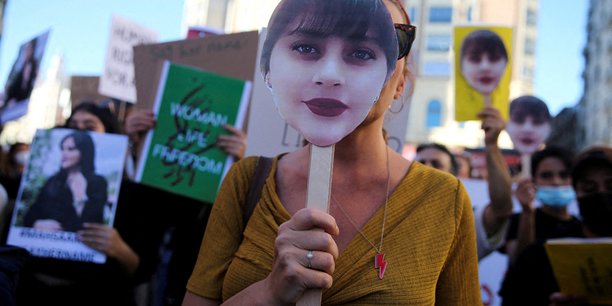 Des manifestants se rassemblent en soutien aux femmes iraniennes et contre la mort de mahsa amini sur la place callao a madrid[reuters.com]