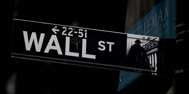 Un panneau de signalisation de wall street est vu pres de la bourse de new york[reuters.com]