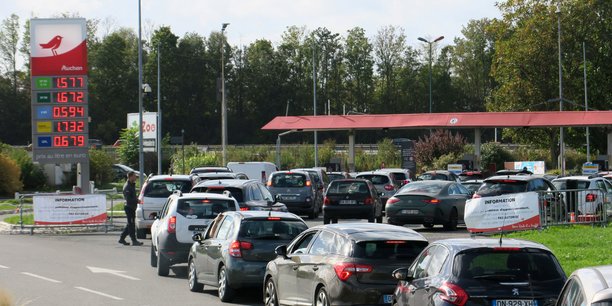 Des automobilistes font la queue pour remplir leur reservoir d'essence aux pompes de la station-service auchan de petite-foret[reuters.com]