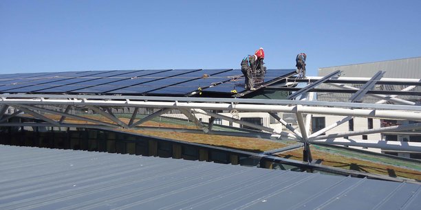 En 2021, Émeraude Solaire, PME bretonne de 75 salariés a installé plus de 200 centrales solaires. Elle totalise à ce jour 1.700 installations photovoltaïques et 115 Mégawatt-crête (MWc) de puissance installée, dont 70% dans le secteur agricole.