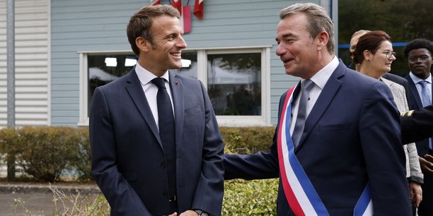 Le président de la République Emmanuel Macron accueilli en Mayenne par le maire (UDI) de Château-Gontier Philippe Henry pour la réouverture de la sous-préfecture.