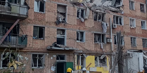 Des sauveteurs travaillent sur le site d'un immeuble d'habitation endommage par une frappe russe a mykolaiv[reuters.com]