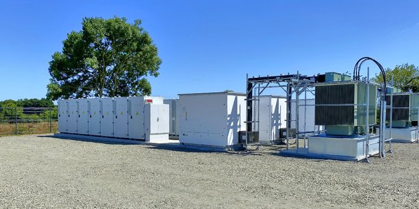 Inaugurée le 5 octobre dernier, l'unité de stockage d'électricité verte, Pod-Tredan est équipée de batteries LFP (lithium fer phosphate) et affiche une capacité de 8 MW / 8,2 MWh.  
Composée de 26 armoires climatisées, elle est raccordée au réseau exploité par Enedis.