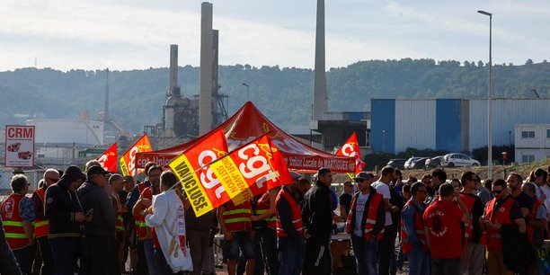 Depuis le 27 septembre, des raffineries et dépôts TotalEnergies sont paralysés par une grève avec, comme principale revendication, une hausse des salaires.