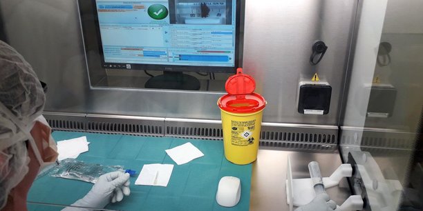 La technologie Drugcam, qui associe un logiciel de vision par ordinateur et du matériel dédié, permet d’accompagner les préparateurs en pharmacie pour éviter les erreurs médicamenteuses.