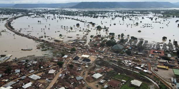 Le Nigeria est frappé par des pluies exceptionnelles depuis août, ayant provoqué les inondations les plus meurtrières dans le pays depuis 2012.
Plus de 600 personnes sont mortes et près de 82.000 maisons et 110.000 hectares de terres agricoles ont été détruits par les eaux, a déclaré dimanche la ministre nigériane des Affaires humanitaires Sadiya Umar Farouq.
