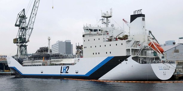 Conçu par Kawasaki Heavy Industries, le Suiso Frontier est le premier navire transporteur d'hydrogène au monde. Il peut transporter 75 tonnes d'hydrogène liquide refroidi à – 253 degrés Celsius.