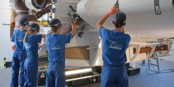 Le Lycée Airbus à Toulouse accueille 20% d'élèves de plus cette année face aux besoins grandissants de l'avionneur européen pour la remontée des cadences.