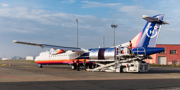 Les modules qui accueilleront les futures capsules d'hydrogène sont chargées à bord de l'avion par une plateforme de chargement depuis l'aéroport de Toulouse.