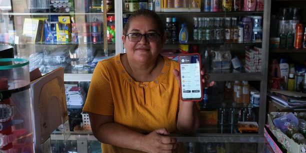 Gloria Barcia montre son portefeuille virtuel de Bitcoin dans sa boutique de Conchagua (Salvador). Le pays expérimente la cryptomonnaie dans les paiements quotidiens.