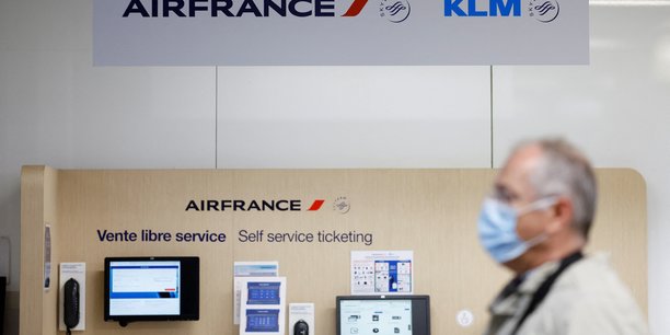 Un passager passe devant les logos air france et klm a l'aeroport de nantes-atlantique en france[reuters.com]