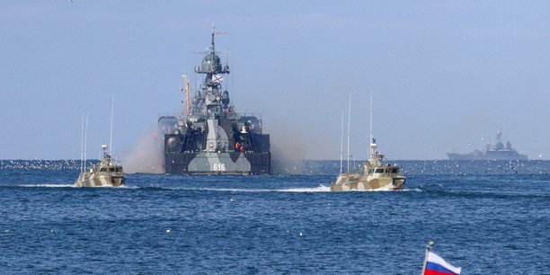 Navires russes en mer Noire près de Sébastopol en Crimée