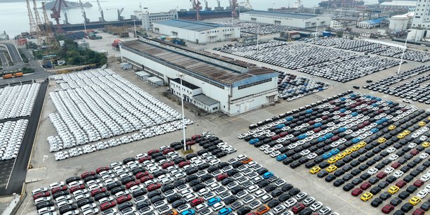 Vue aérienne de voitures et autres marchandises attendant d'être chargées et de cargos en attente de déchargement sur le terminal de l'entreprise Donfgang, sur le port de Lianyungang, dans la province du Jiangsu, le 31 octobre 2022.