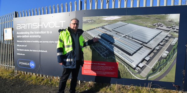 Peter Rolton, le directeur de la start-up Britishvolt, montre en janvier dernier le plan de la future usine de batteries dans l'ancienne ville industrielle de Blyth.