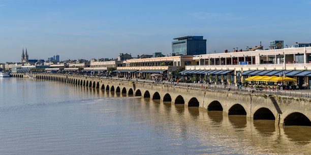 Les 30.000 m2 de Bord'eau Village s'étendent sur 800 mètres le long des quais de Bordeaux.