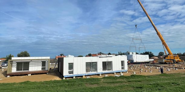 Vingt maisons modulaires et déplaçables, fabriquées hors site par la société Leco² sont en cours d'installation à La Chanverrie en Vendée.