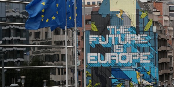 Photo d'archives : des drapeaux de l'union europeenne flottent pres du siege de la commission europeenne a bruxelles[reuters.com]