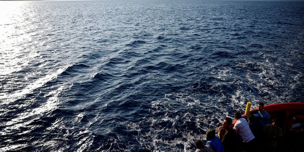 Les migrants a bord du bateau de sauvetage open arms arrivent au port de messine[reuters.com]