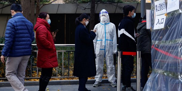 Des gens font la queue a pekin pour passer un test de depistage du coronavirus[reuters.com]