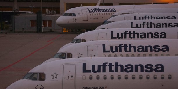 Lufthansa a supprimé 30.000 postes entre 2020 et 2021 en raison de la crise qui a frappé le secteur, causée par l'épidémie de Covid-19 et la fermeture des frontières.