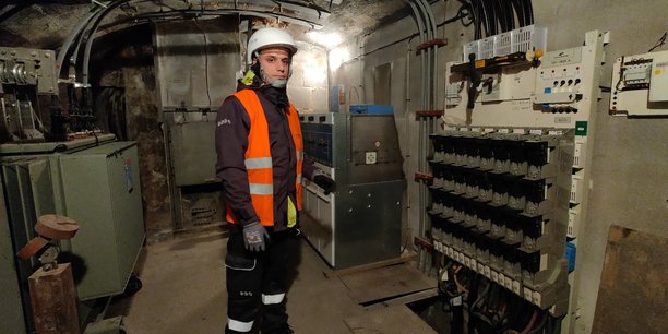 Mickael Dantas, salarié d'Enedis, dans un poste souterrain rénové, cours de l'Intendance à Bordeaux.