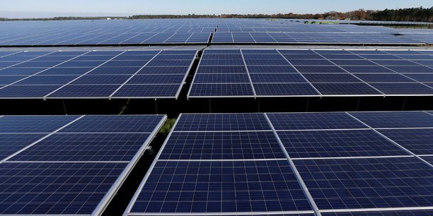 Des panneaux solaires dans le parc photovoltaique a cestas, france[reuters.com]