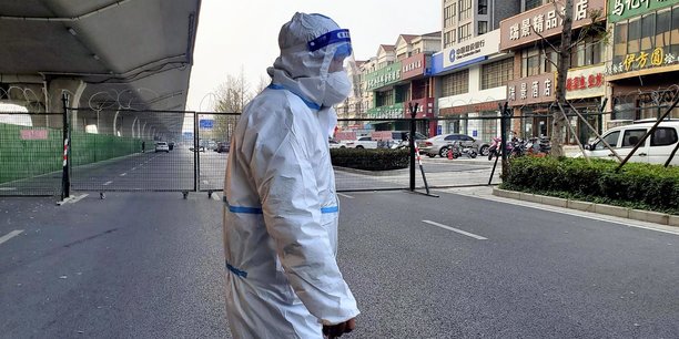 L'usine de Foxconn à Zhengzhou subit de sévères restrictions sanitaires, comme la ville mise sous confinement strict ce jeudi.