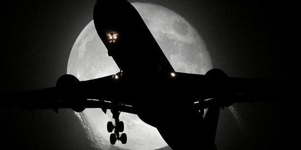 Un avion effectuant son approche d'atterrissage a l'aeroport d'heathrow a londres[reuters.com]