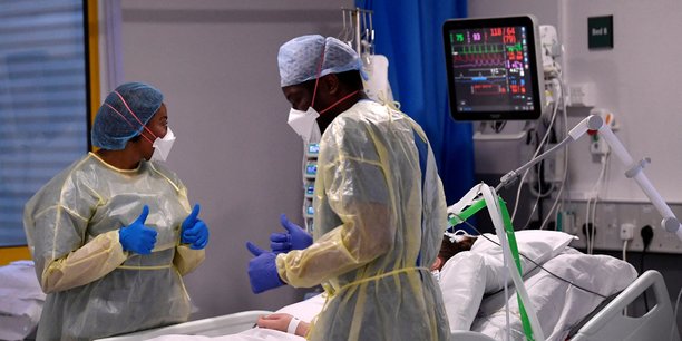 Le personnel medical traite les patients a l'hopital universitaire de milton keynes, en grande-bretagne[reuters.com]
