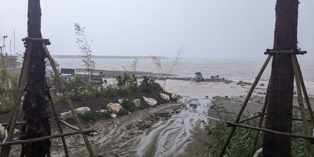 Des voitures endommagees sont vues dans la mer, suite a un glissement de terrain sur l'ile de vacances d'ischia[reuters.com]