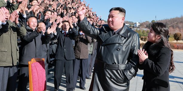 Kim jong un et sa fille lors d'une seance de photos avec personnes ayant participe au tir d'essai du nouveau missile balistique intercontinental[reuters.com]