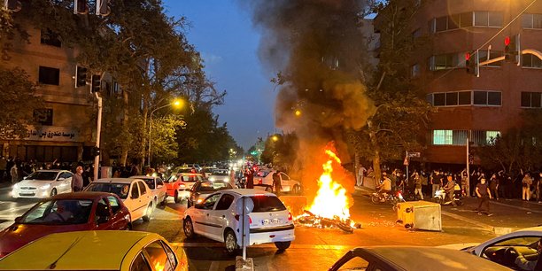 Une moto de police brule lors d'une manifestation contre la mort de mahsa amini a teheran[reuters.com]