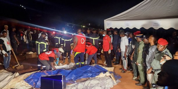 Des secouristes se preparent a transporter un corps apres un glissement de terrain qui a fait quatorze morts a yaounde, au cameroun[reuters.com]