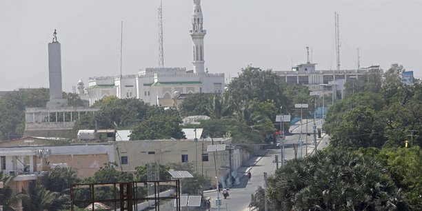Photo d'archives d'une rue deserte devant le palais presidentiel a mogadiscio, en somalie[reuters.com]