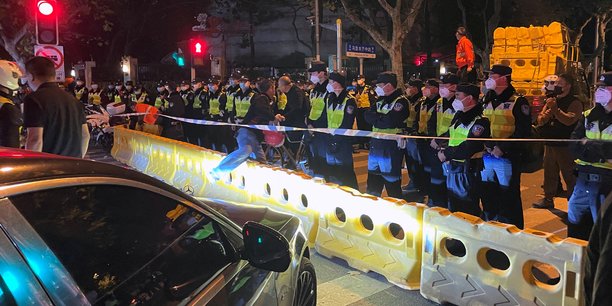 Des policiers derriere des barricades sur le site ou une manifestation contre les restrictions liees au covid-19 a eu lieu la nuit precedente, a shanghai, en chine[reuters.com]