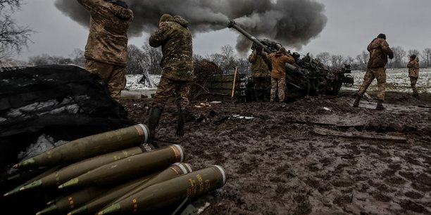 Des militaires ukrainiens sur une ligne de front dans la region de donetsk tirent un obus[reuters.com]