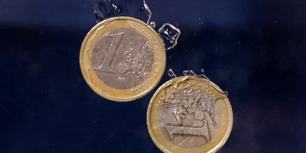 Des pieces en euros plongent dans l'eau[reuters.com]
