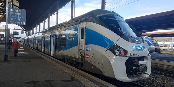 Une rame Alstom Regiolis B83559 du TER Grand Est en livrée Fluo Grand Est en Gare de Strasbourg, le 11 mars 2020.