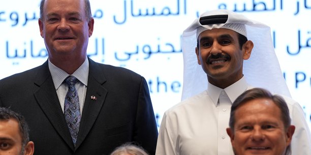 Photo de saad al-kaabi, pdg de qatarenergy et ministre de l'energie du qatar, et ryan lance, et le pdg de conocophillips lors de la ceremonie de signature des accords sur l'exportation de gaz naturel liquefie (gnl) vers l'allemagne[reuters.com]