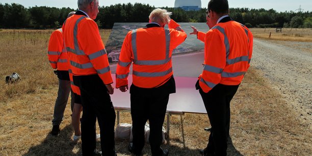 Photo de l'ex-premier ministre britannique, boris johnson, en train d'examiner les plans de sizewell c[reuters.com]