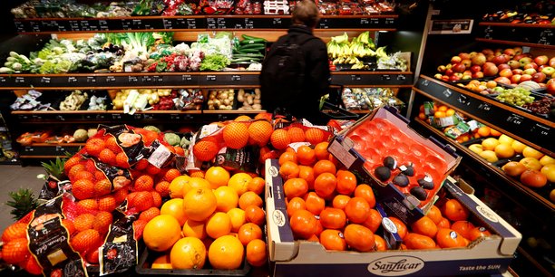 Photo d'archives des etageres pleines de fruits dans un supermarche allemand[reuters.com]