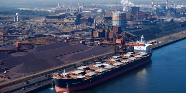 ArcelorMittal Dunkerque est une usine sidérurgique installée dans le Nord de la France, sur la commune de Grande-Synthe près de Dunkerque. Avec ses quatre départements fonte (hauts-fourneaux...), aciérie, cokerie, TTC (train continu à chaud), l’usine de Dunkerque s’étend sur 450 hectares. Sa capacité de production (laminage à chaud) est l'une des plus importantes d'Europe occidentale.